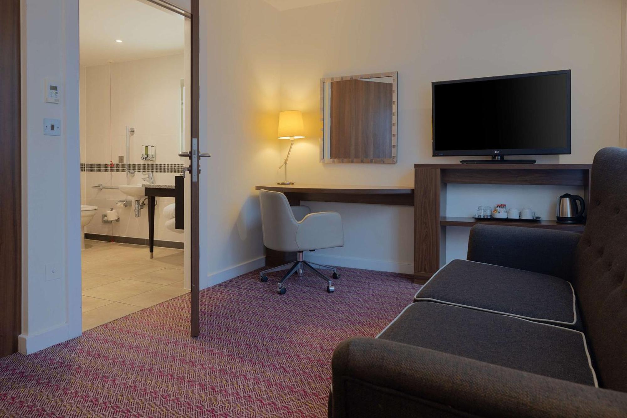 Queen Room with City View - Disability Access
